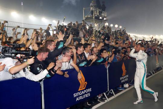 Hamilton acerta estratégia, vence F-1 em Singapura e dispara sobre Vettel