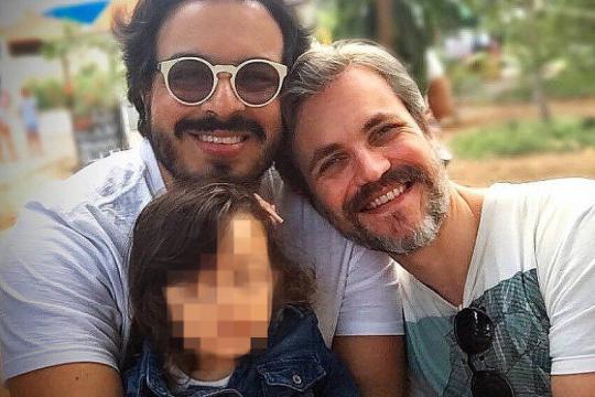 Luis Lobianco rebate crítica de internauta após postar foto com marido e sobrinha em rede social