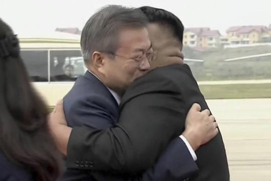 Presidente sul-coreano é recebido em Pyongyang por Kim Jong-un