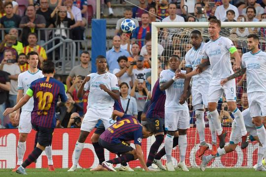 Messi faz três gols em goleada de Barcelona na Champions League