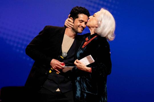 Em premiação, Fernanda Montenegro é homenageada por colega de 'Central do Brasil'