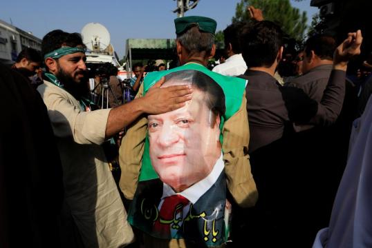 Ousted Pakistan PM Sharif freed from jail on court orders