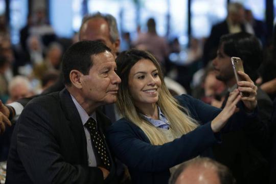 Só mostrei o que é uma constatação, diz Mourão sobre casa só com avós e mães ser 'fábrica de desajustados'