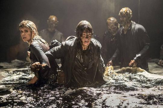 Canal que exibe 'Walking Dead' quer que lucro com zumbis viva para sempre