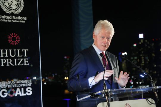 Bill Clinton pede a brasileiros que não votem orientados pela raiva e o ódio