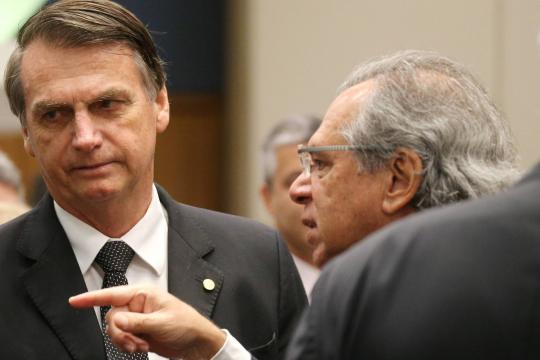 Deslizes de Paulo Guedes fragilizam blindagem na campanha de Bolsonaro