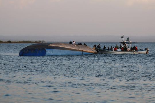 Sobrevivente é encontrado dois dias após balsa ter virado na Tanzânia