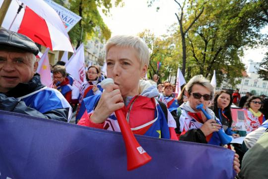 Thousands march in Warsaw demanding higher public sector pay