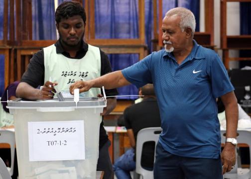 Maldives' vote expected to keep hardline Yameen in power