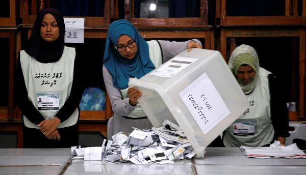 Opposition candidate takes early lead in Maldives presidential election