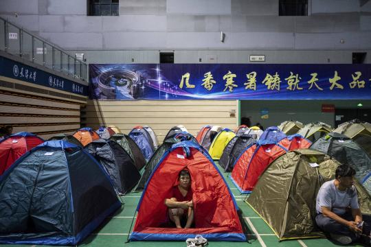 Chineses acampam em universidades para acompanhar primeiros dias dos filhos