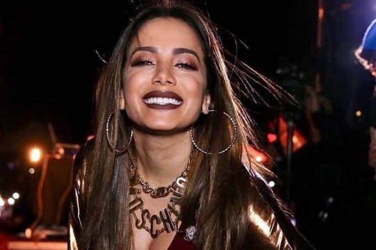 Recém-separada, Anitta ganha beijo de cantor no palco do Prêmio Multishow