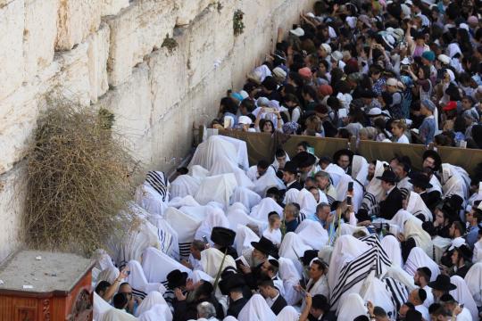 Tens of thousands at Jerusalem's Western Wall for priestly blessing