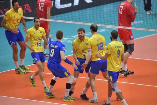 Brasil vence Rússia de virada e se aproxima de semi no Mundial de vôlei