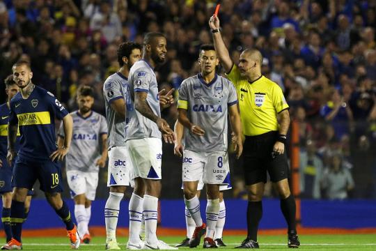 Conmebol anula expulsão de Dedé e zagueiro poderá enfrentar o Boca