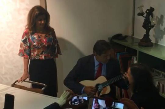 Em reunião com artistas, Haddad toca violão e diz que Bolsonaro é 'parto necessário'