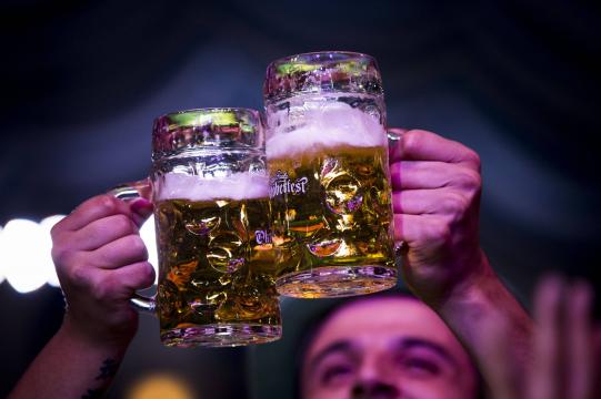 Oktoberfest ganha mais dias e diminui valor do ingresso; confira dicas de cervejas da festa