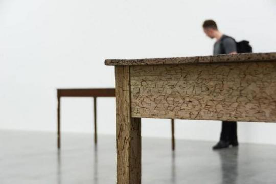 Artista estraçalha mesas para em seguida reconstruí-las, para mostrar impactos duradouros do estupro