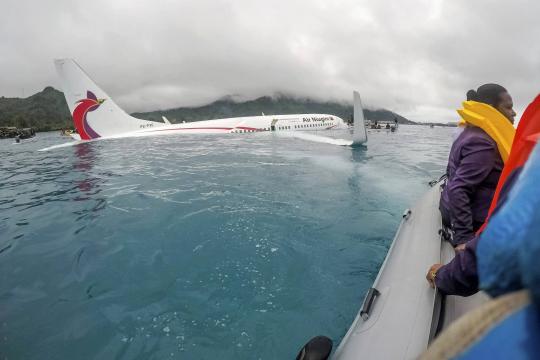 Avião sai da pista e cai em lagoa na Micronésia