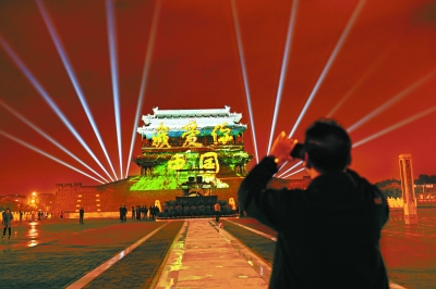 北京11处灯光秀点亮国庆夜空 主题为“我爱你中国”