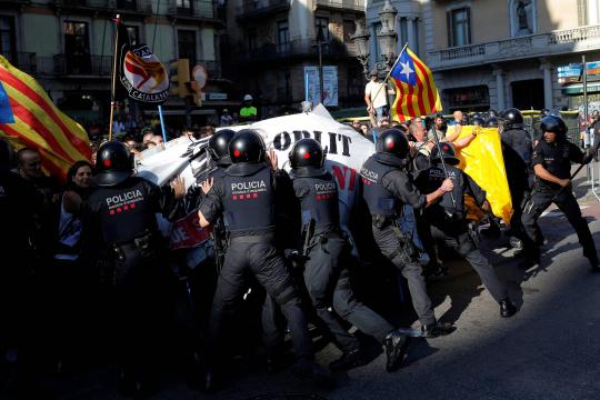 Em Barcelona, polícia espanhola e separatistas se enfrentam em protesto