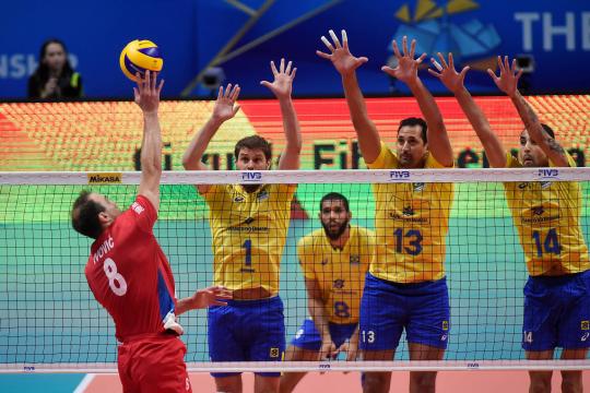 Brasil vence Sérvia por 3 a 0 e chega à quinta final seguida no Mundial de vôlei