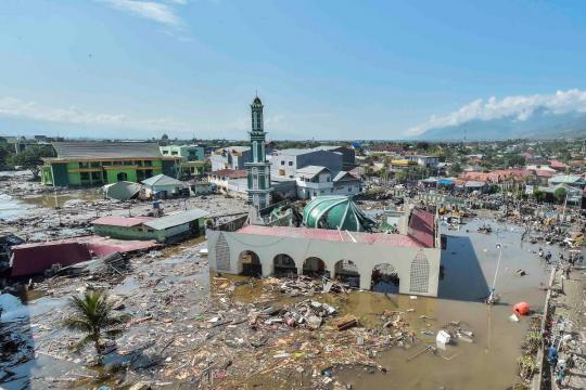 Indonesian quake toll jumps to 832 dead as rescuers struggle