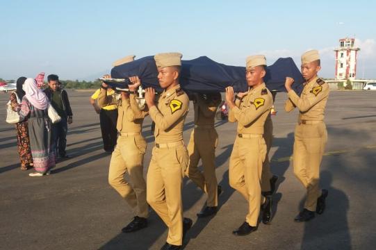 【印尼海啸】泪奔！坚持到最后一刻 年轻航空管制员牺牲自己救几百人