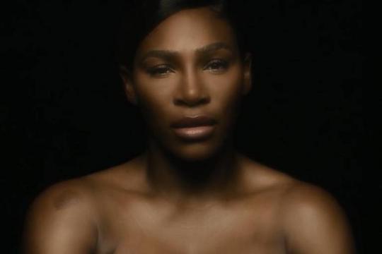 Serena Williams faz campanha contra câncer de mama de topless e cantando 'I Touch Myself'