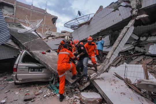 Indonesia scrambles to help quake-hit island as death toll tops 800