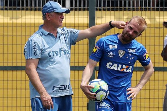 Palmeiras é líder com bola parada e expressinho de Felipão