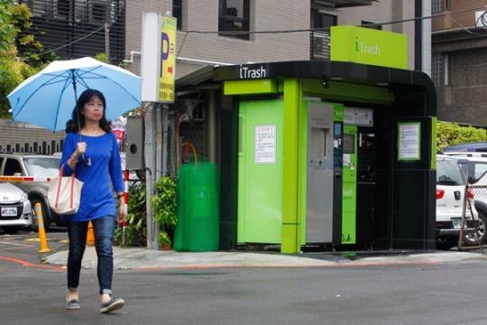 台北iTrash智慧垃圾桶试正式启用，24小时便民服务，台湾民众很快不用追着垃圾车跑啦~