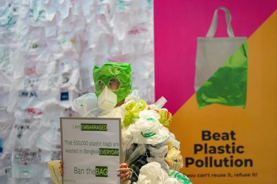 Co-op strikes green plastic bag deal with Italy's Novamont - source