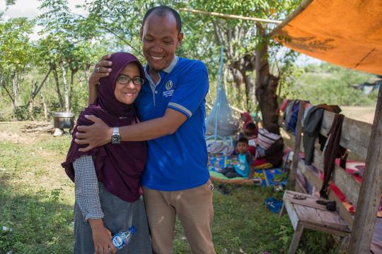 Casal separado por tsunami se reencontra dois dias após tragédia na Indonésia