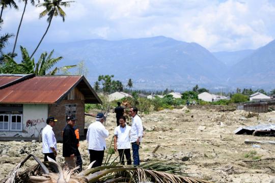 Indonesia's Widodo makes second visit to quake city as aid effort gears up