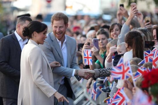 Meghan and Harry inspect U.S. Declaration of Independence in England
