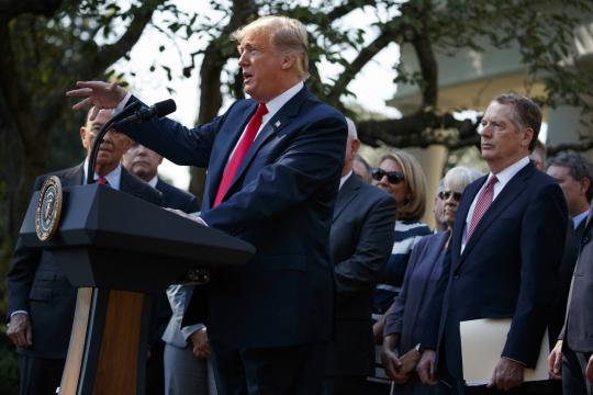 Trump diz a jornalista que ela 'nunca pensa' durante entrevista coletiva