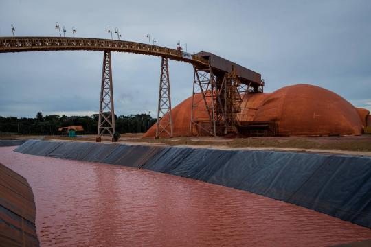 Acusada de ter provocado acidente ambiental, empresa tem mil funcionários em férias coletivas