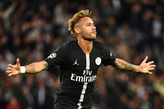 Neymar faz três em goleada do PSG e iguala marca de Kaká na Champions