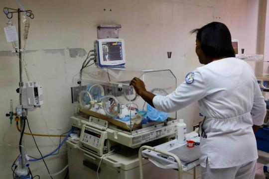Hospital da Venezuela incentiva 'método canguru' com bebês para poupar incubadoras