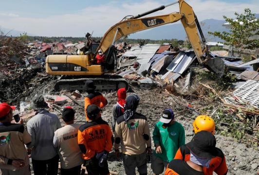 Indonesian brother grieves for his sister, niece, a week after quake