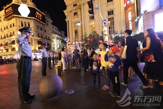 “网红”武警战士南京路执勤 路人献花女友陪伴