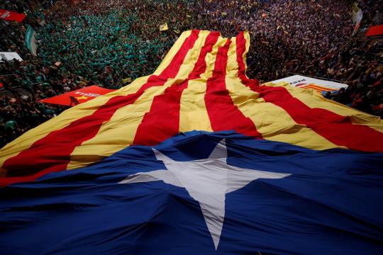 Human tower builders in Catalonia kick off with pro-independence protest