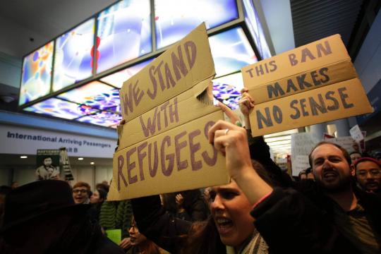 Entrada de refugiados cai nos EUA sob Trump e ONGs fecham escritórios