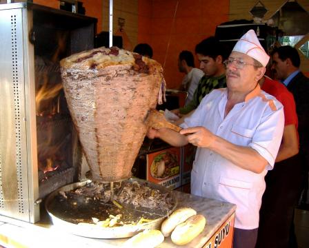 Churrasco grego é a nova vítima do raio gourmetizador