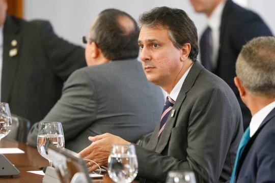 Haddad tem de afastar um pouco essa marca do PT, diz Camilo Santana