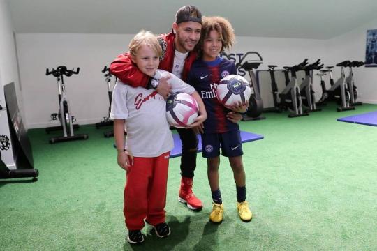 Após 1 ano e 4 meses, fã de Neymar consegue ter encontro com seu ídolo