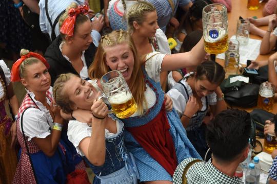Millennials bávaros abraçam roupas tradicionais em baladas da Oktoberfest