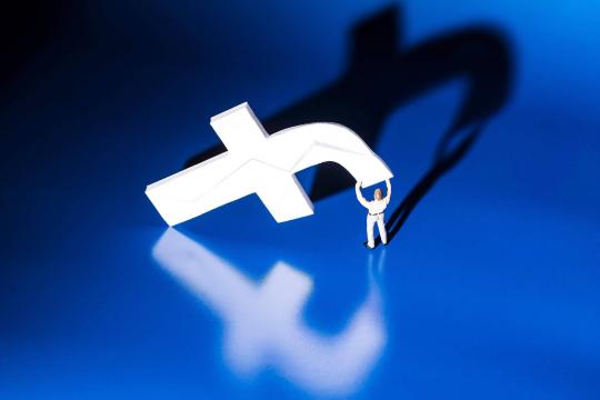 Facebook exclui 800 contas por fazerem spam político com usuários