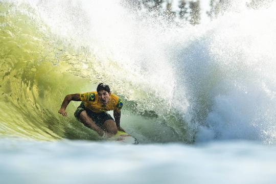 A duas etapas do fim, Medina assume liderança da Liga Mundial de Surfe